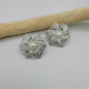 Vintage Sarah Coventry Flower Pearl Clip On Earrings